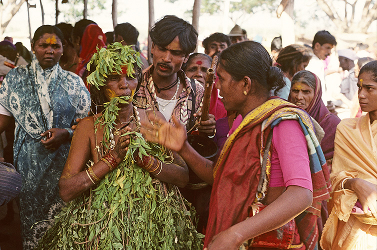 Mit Bl�ttern des Niem-Baumes bekleidete Pilgerin  - Yellamma Mela 08