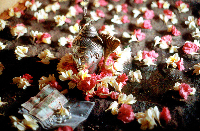Shiva-Bildnis mit Opfergaben in einer Bergh�hle, Trimbakeshwar