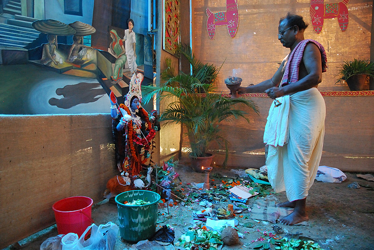 Priester bei Zeremonie f�r die G�ttin Kali, West-Bengalen