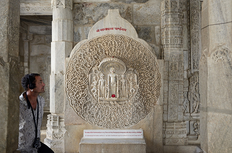 Marmor-Statue f�r einen Jain-Heiligen in Ranakpur