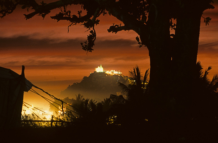 Tempel glitzert in der Abendd�mmerung, Sravanabelgola, Karnataka
